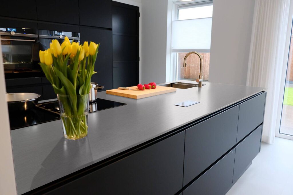 Kookeiland met een massief 4mm RVS keukenblad